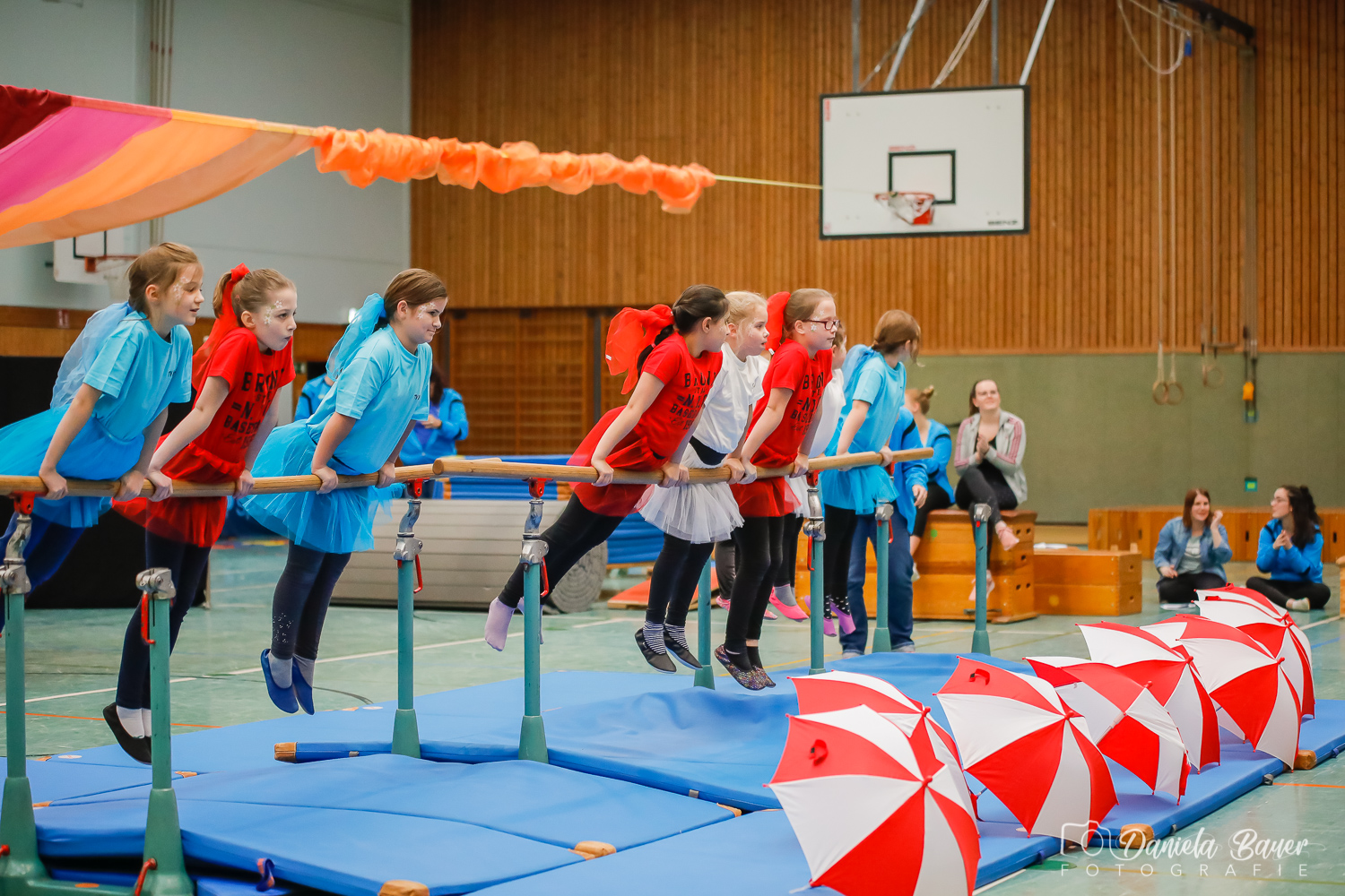 Kleine Feen in den Zweigen_61